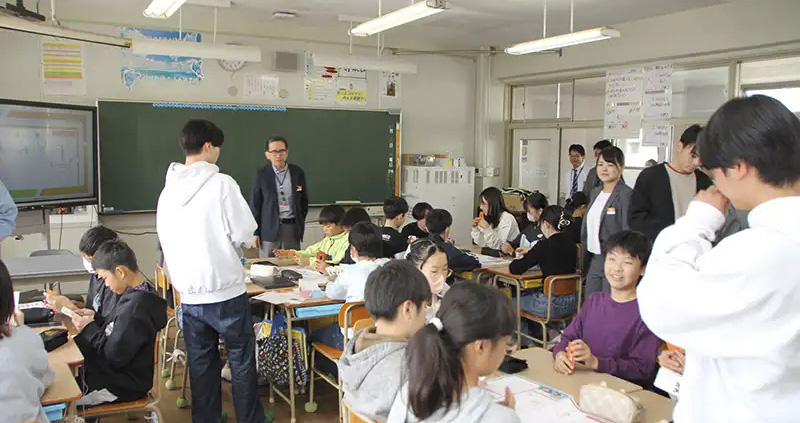 須恵第二小学校（須恵町）で「街―1 カード」を使用した特別授業を実施しました