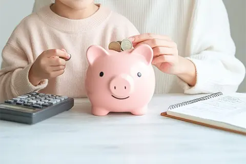 子供と一緒にお金を貯めるイメージの写真