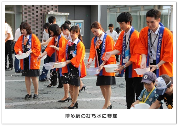 博多駅の打ち水に参加