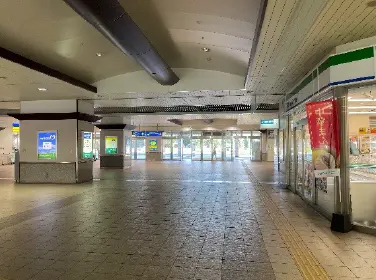JR千早駅、西鉄千早駅の西口から出てください。