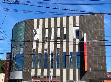 大土居交差点に面した場所の西日本シティ銀行の春日支店2階にございます。