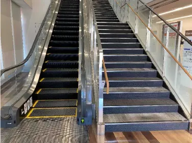 店舗入り口を入って、エスカレーターまたは階段にて2階へお越しください。(奥にエレベーターもございます。)