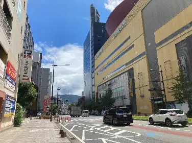 リバーウォーク向かい側の西日本シティ銀行室町支店3階にございます。