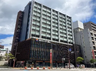 室町1丁目交差点の大通りに面した入口からお入りください。