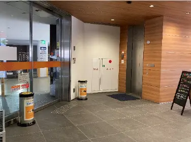つきあたりのエレベーターで3階へお上がりください。