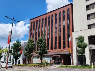 久留米シティプラザ側から見た外観です。明治通りに面した入口からお入りください。