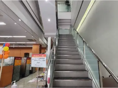 入口を入って右手の階段にて2階へお進みください。