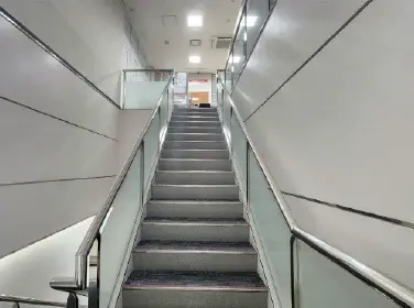 2階へ上っていただき正面右側をご覧ください。