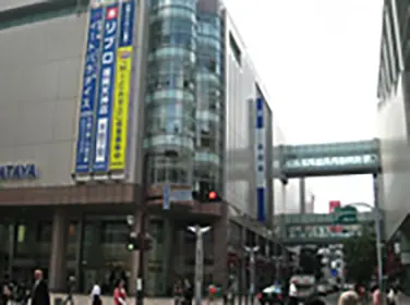 地下鉄・西鉄天神駅から徒歩3分。岩田屋本館と新館の間の道を天神西通り方面へ進むと