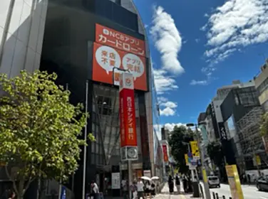 天神西通り沿いに西日本シティ銀行大名支店のビルがあります。この看板が目印です。