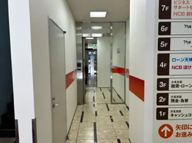 エレベーターがありますので4階へお越しください。