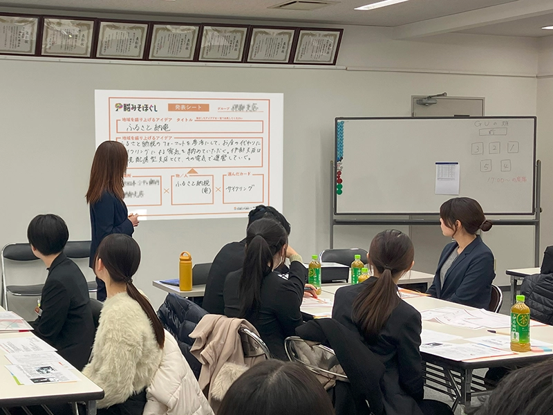 アイデアをプレゼンテーションする参加者