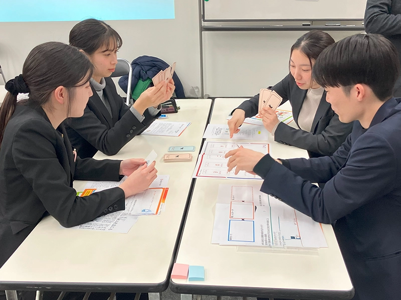 チームでコミュニケーションを取る参加者